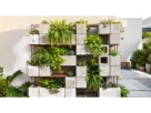 Guia passo a passo de como fazer jardim vertical com blocos de concreto e plantas verdes