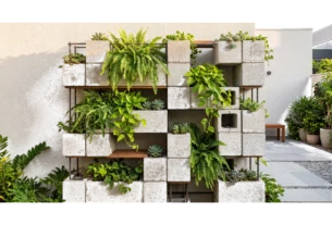 Guia passo a passo de como fazer jardim vertical com blocos de concreto e plantas verdes