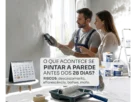 Pintor avaliando quanto tempo esperar a parede rebocada secar antes de pintar durante a reforma.