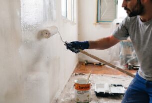 cálculo de litros de tinta por m² - rolo aplicando tinta em parede